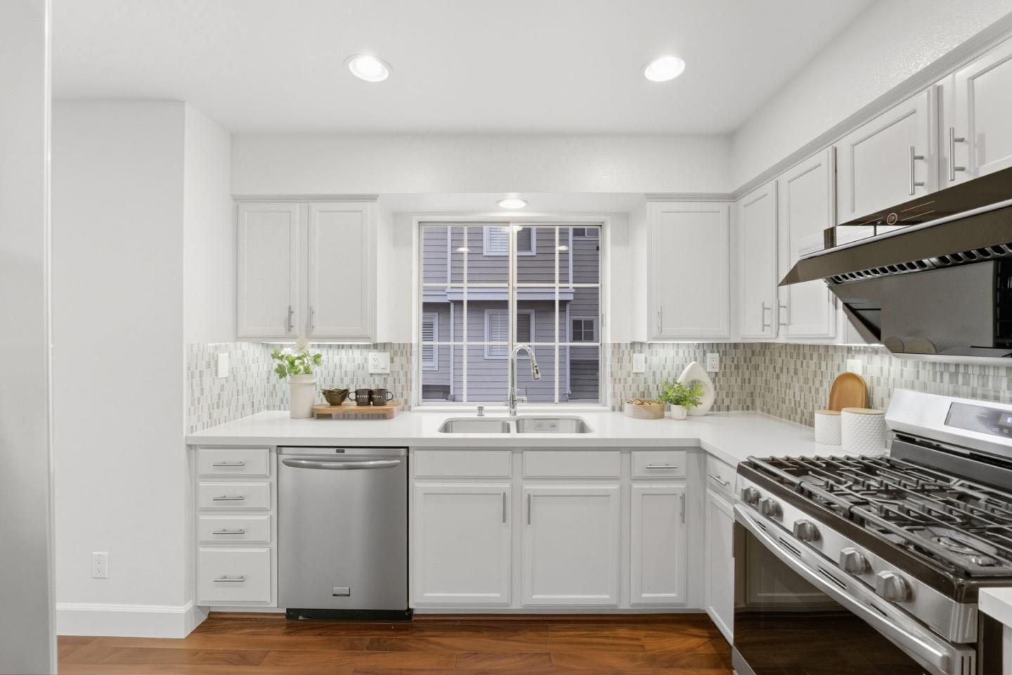 Detail Gallery Image 16 of 35 For 7 Chart Ln, Redwood City,  CA 94065 - 3 Beds | 2/1 Baths