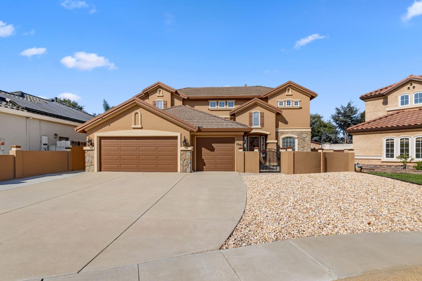 Detail Gallery Image 2 of 53 For 1941 Chelsea Ct, Salinas,  CA 93906 - 4 Beds | 3 Baths