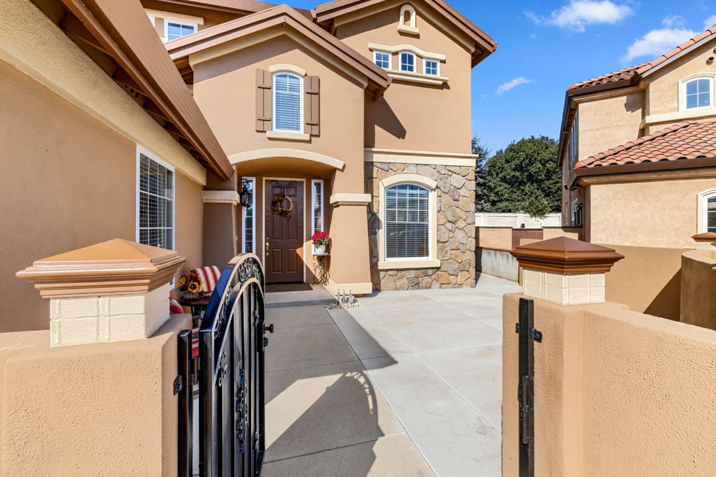 Detail Gallery Image 3 of 53 For 1941 Chelsea Ct, Salinas,  CA 93906 - 4 Beds | 3 Baths