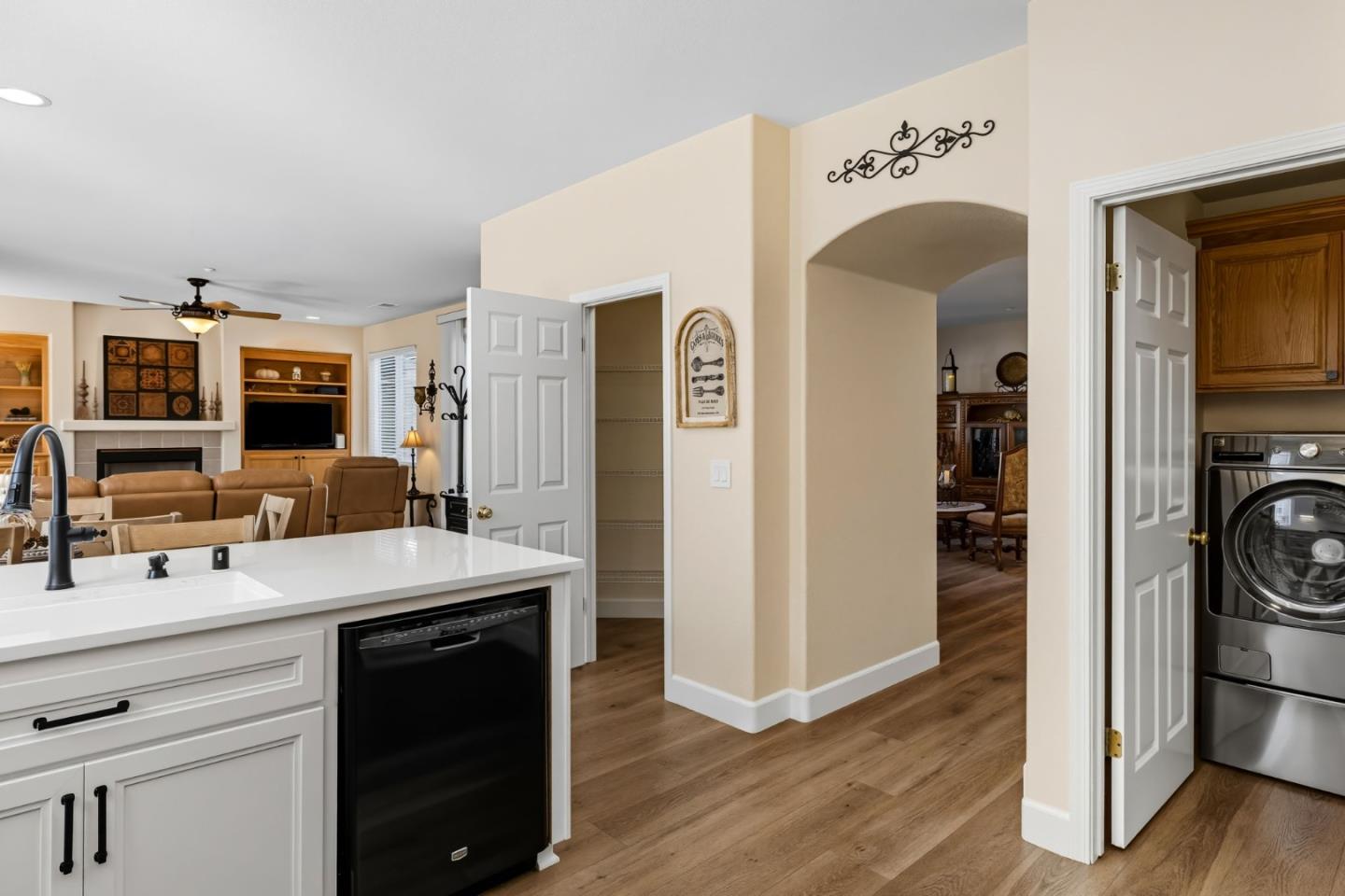 Detail Gallery Image 9 of 53 For 1941 Chelsea Ct, Salinas,  CA 93906 - 4 Beds | 3 Baths