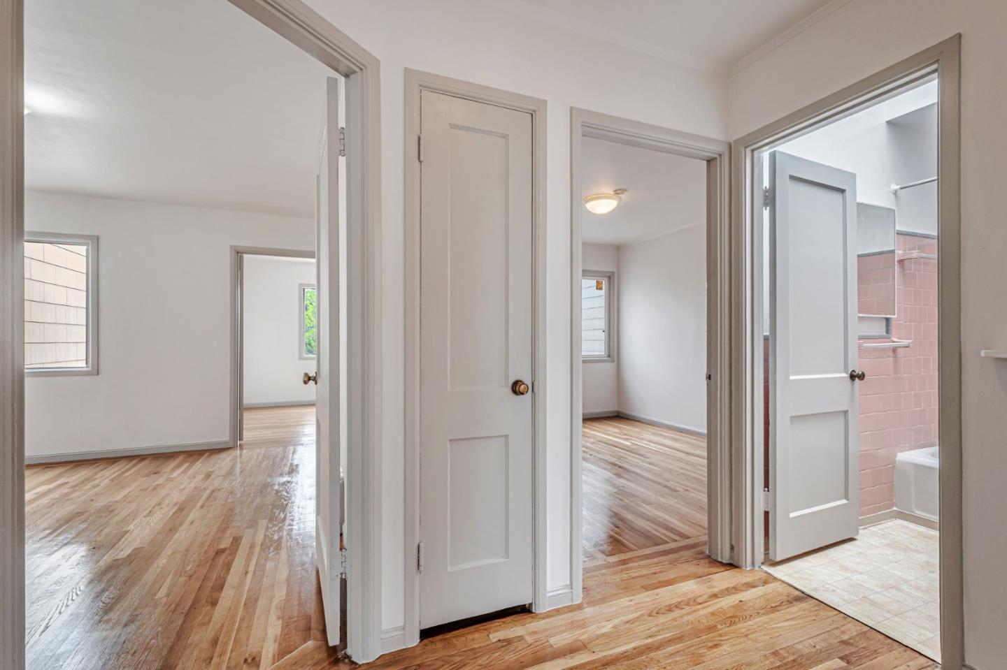 Detail Gallery Image 4 of 35 For 771 Delta St, San Francisco,  CA 94134 - 3 Beds | 2 Baths