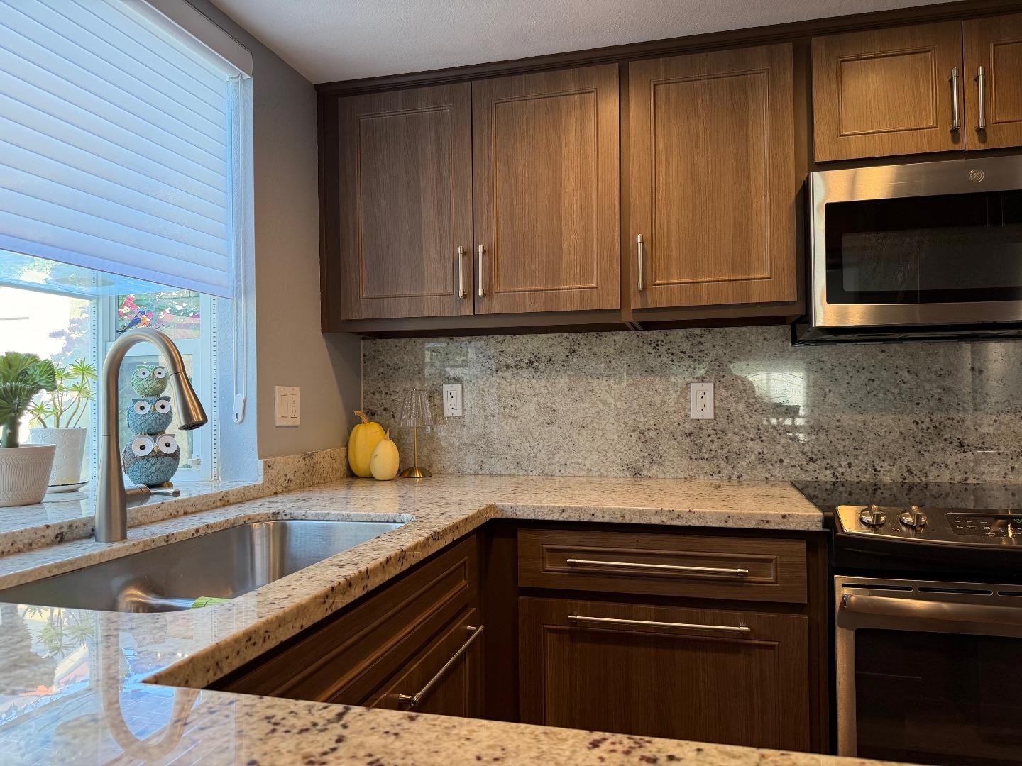 Detail Gallery Image 12 of 28 For 1015 Warburton Ave, Santa Clara,  CA 95050 - 3 Beds | 2/1 Baths