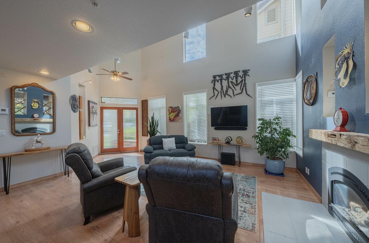 Detail Gallery Image 13 of 45 For 21056 Country Park Rd, Salinas,  CA 93908 - 3 Beds | 2/1 Baths