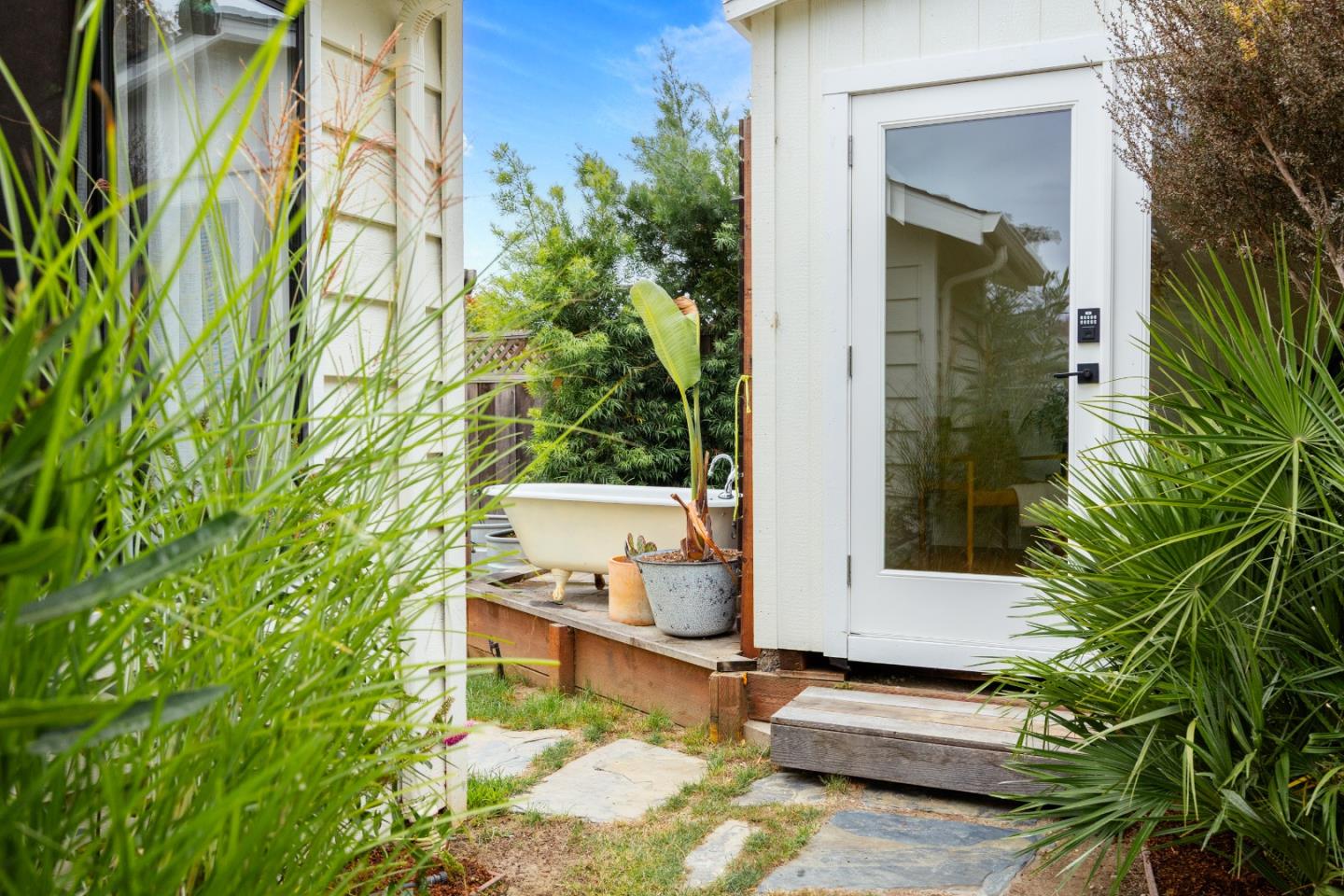 Detail Gallery Image 4 of 27 For 3503 Dover Dr, Santa Cruz,  CA 95065 - 3 Beds | 2 Baths