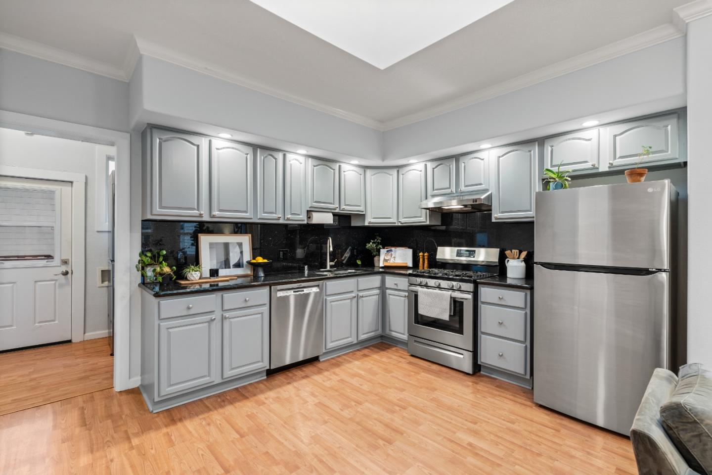 Detail Gallery Image 12 of 54 For 291 Munich St, San Francisco,  CA 94112 - 3 Beds | 2 Baths