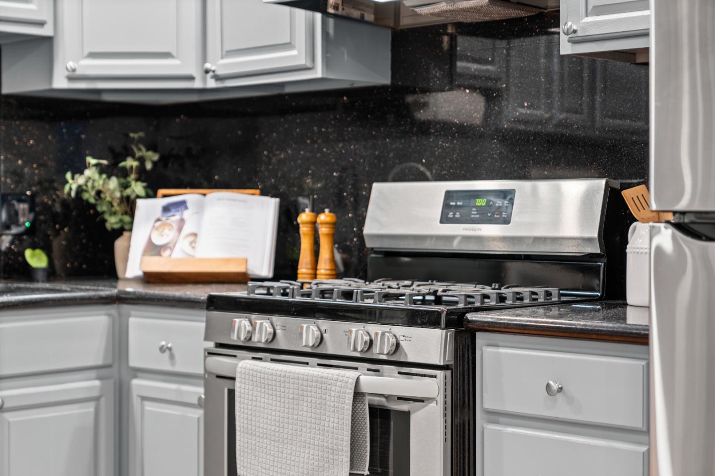 Detail Gallery Image 13 of 54 For 291 Munich St, San Francisco,  CA 94112 - 3 Beds | 2 Baths