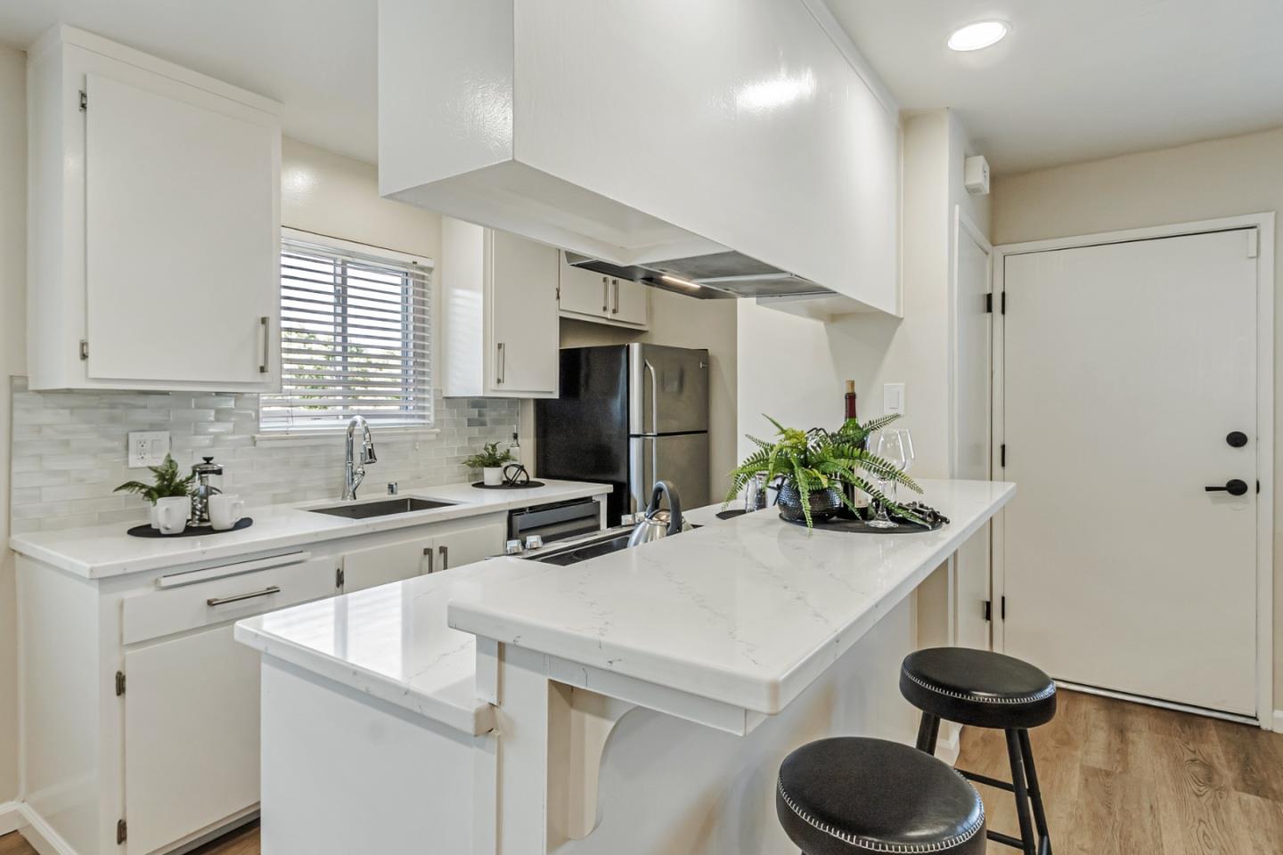 Detail Gallery Image 5 of 22 For 1359 Shawn Dr #4,  San Jose,  CA 95118 - 2 Beds | 1 Baths