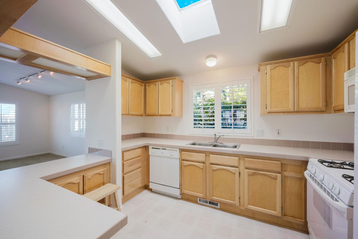 Detail Gallery Image 6 of 20 For 6 Sunset Terrace #6,  Half Moon Bay,  CA 94019 - 2 Beds | 2 Baths