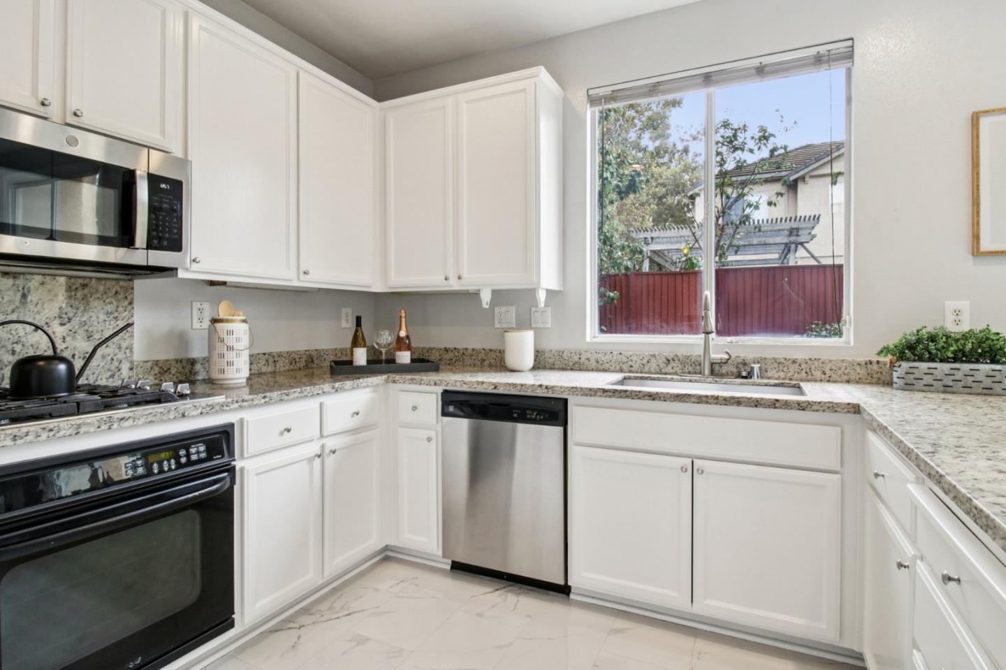 Detail Gallery Image 13 of 54 For 3699 Cedar Knoll Ct, San Jose,  CA 95121 - 4 Beds | 2/1 Baths