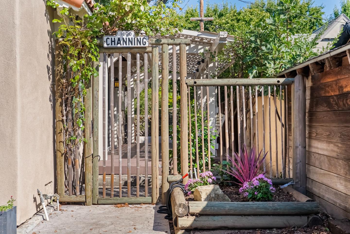 Detail Gallery Image 5 of 34 For 961 Channing Ave, Palo Alto,  CA 94301 - 2 Beds | 2 Baths