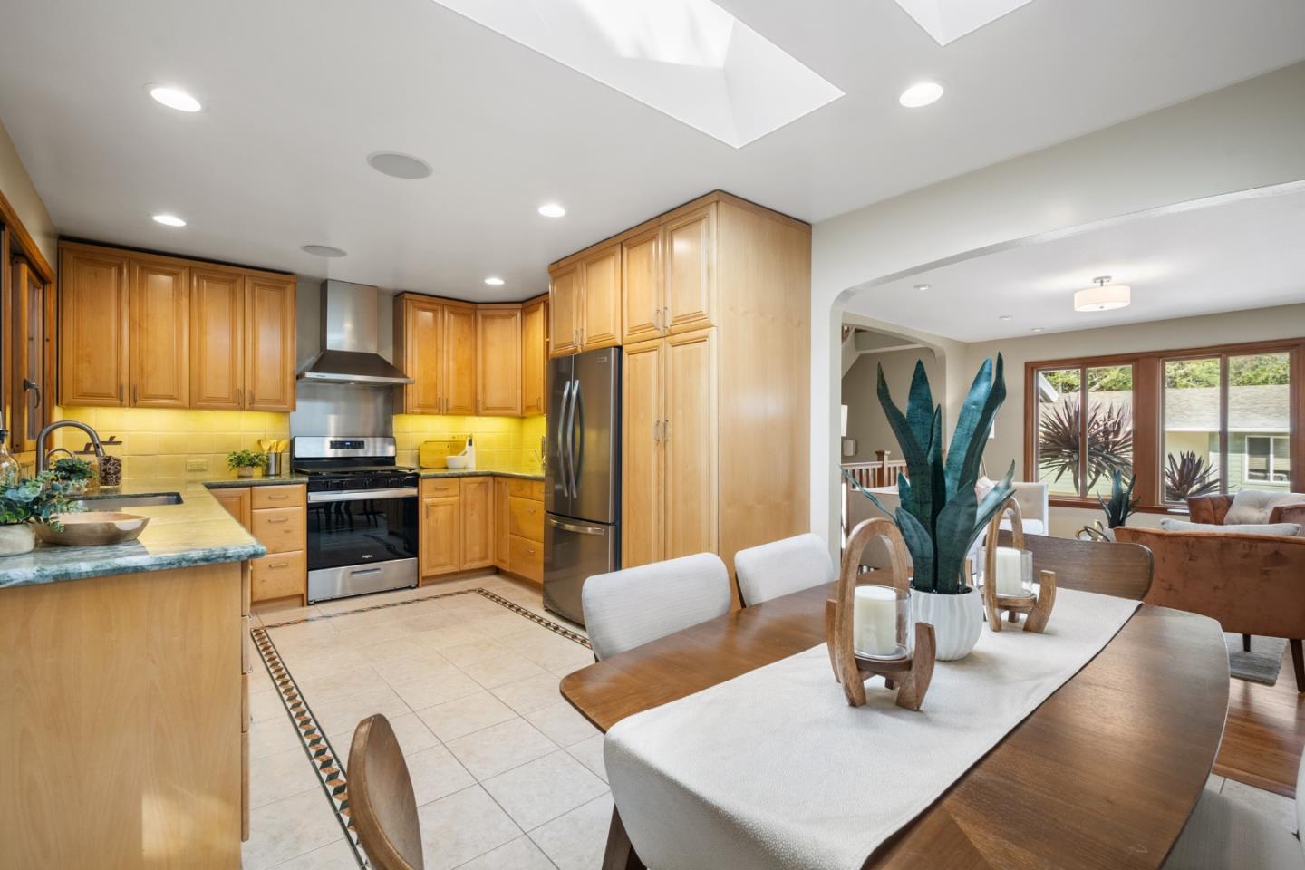 Detail Gallery Image 11 of 78 For 1042 Yosemite Dr, Pacifica,  CA 94044 - 4 Beds | 4 Baths