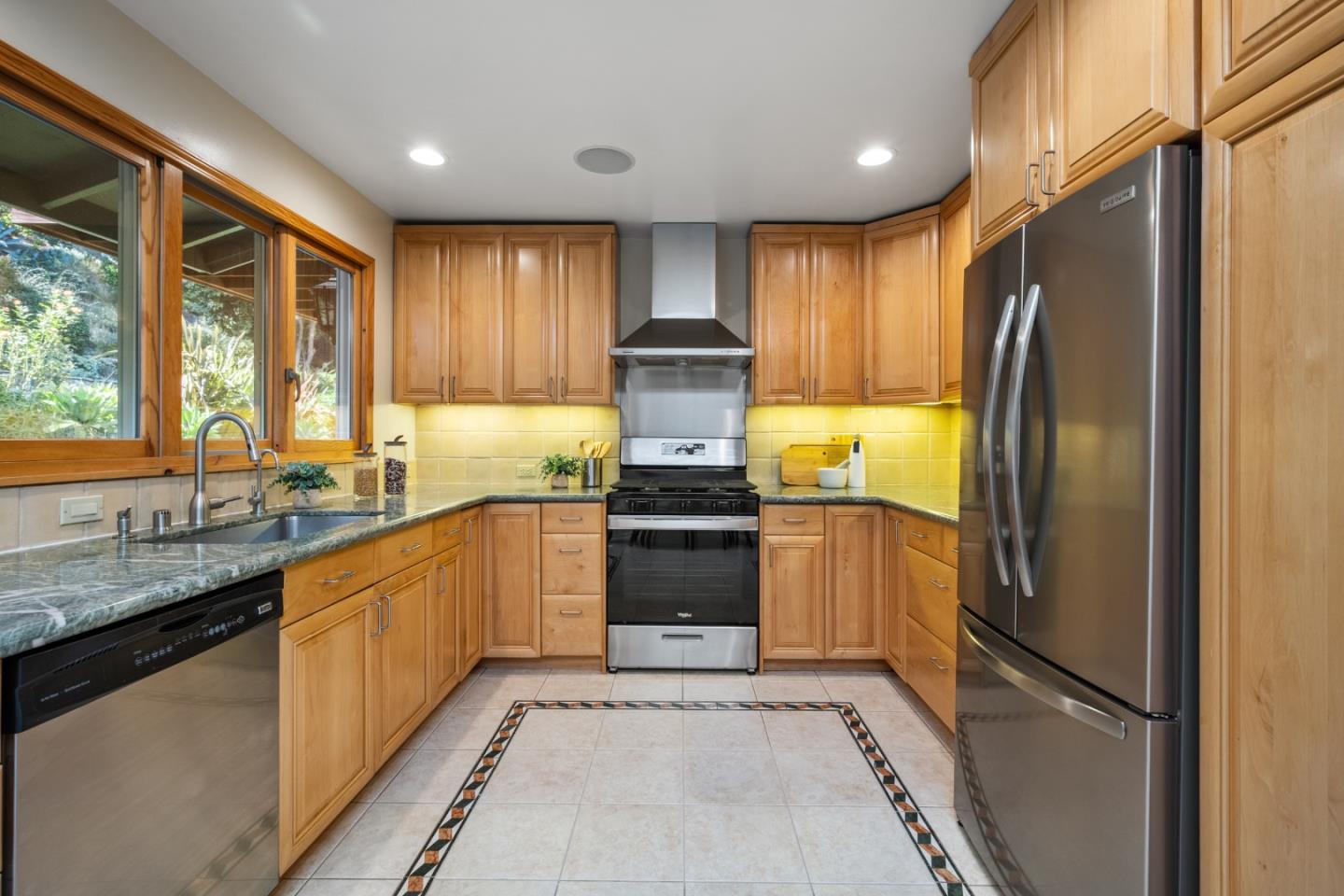 Detail Gallery Image 12 of 78 For 1042 Yosemite Dr, Pacifica,  CA 94044 - 4 Beds | 4 Baths