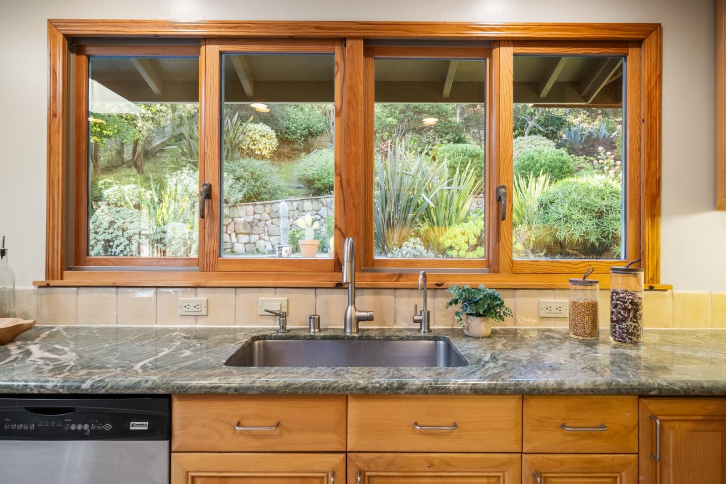 Detail Gallery Image 14 of 78 For 1042 Yosemite Dr, Pacifica,  CA 94044 - 4 Beds | 4 Baths