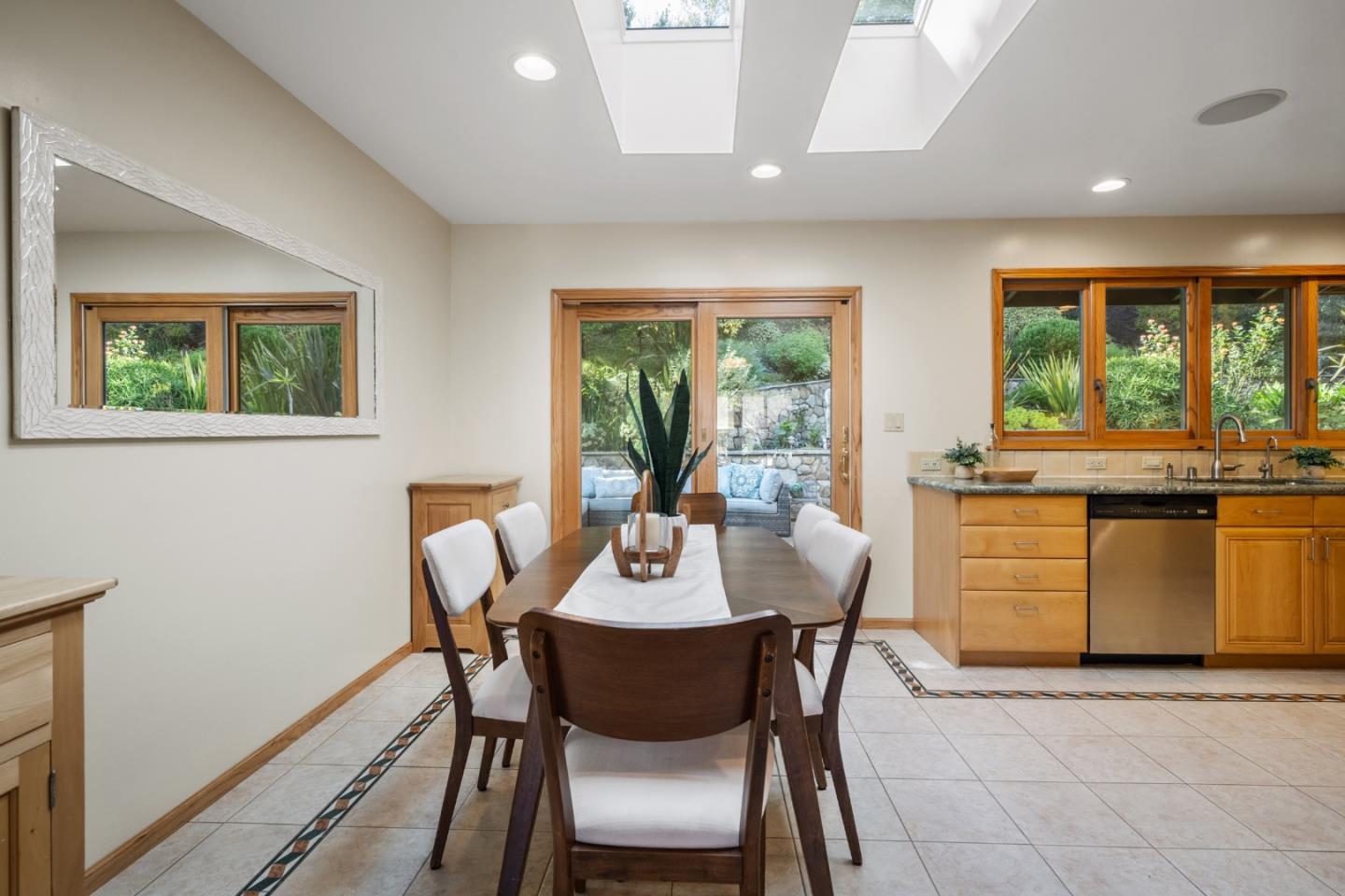 Detail Gallery Image 9 of 78 For 1042 Yosemite Dr, Pacifica,  CA 94044 - 4 Beds | 4 Baths