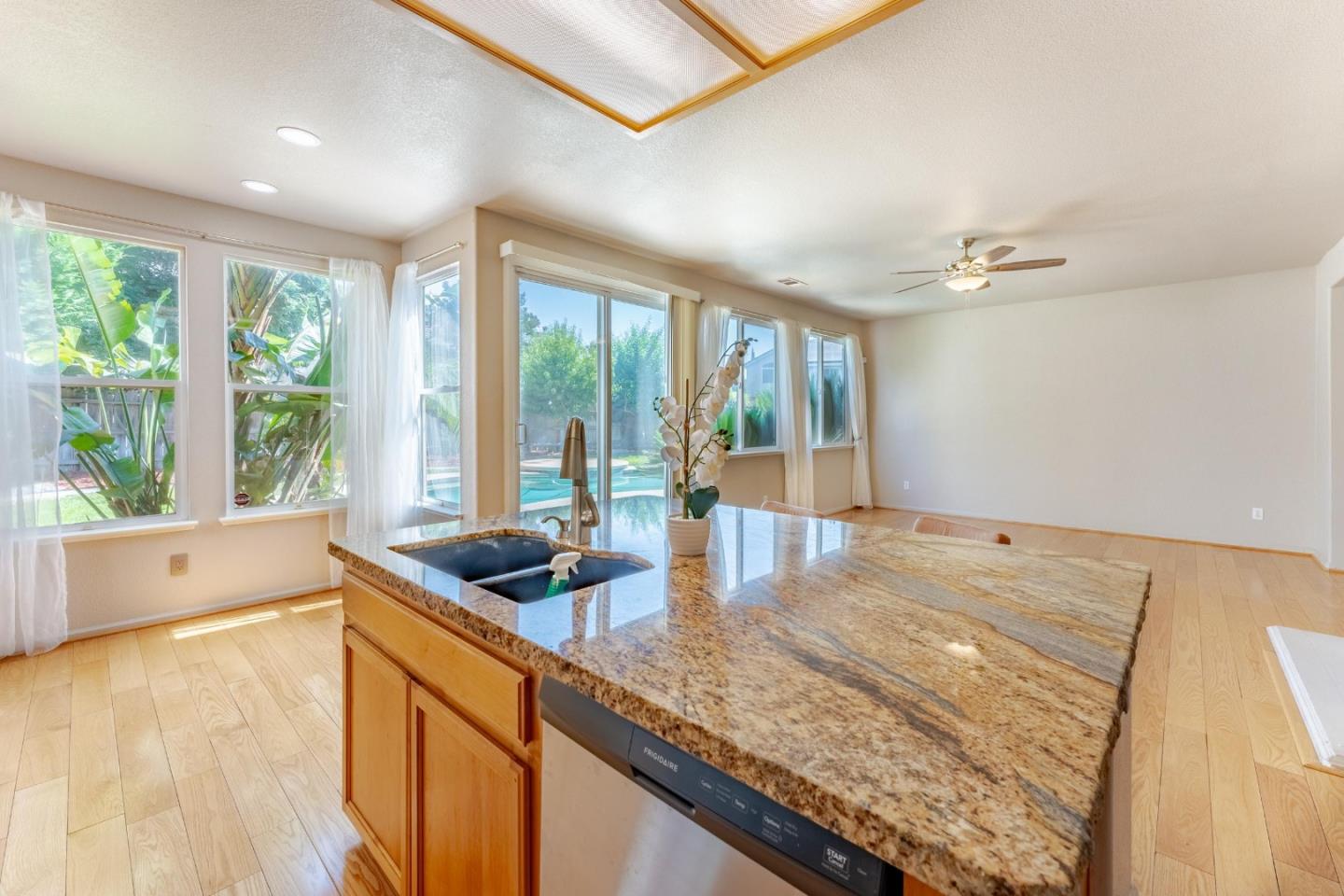 Detail Gallery Image 14 of 39 For 769 Dody, Manteca,  CA 95337 - 4 Beds | 3 Baths