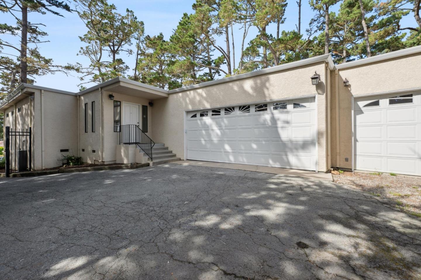 Detail Gallery Image 5 of 54 For 4083 Sunset Ln, Pebble Beach,  CA 93953 - 3 Beds | 2/1 Baths