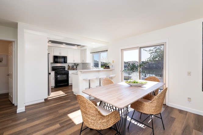 Detail Gallery Image 14 of 43 For 756 Newport Cir, Redwood Shores,  CA 94065 - 3 Beds | 2/1 Baths