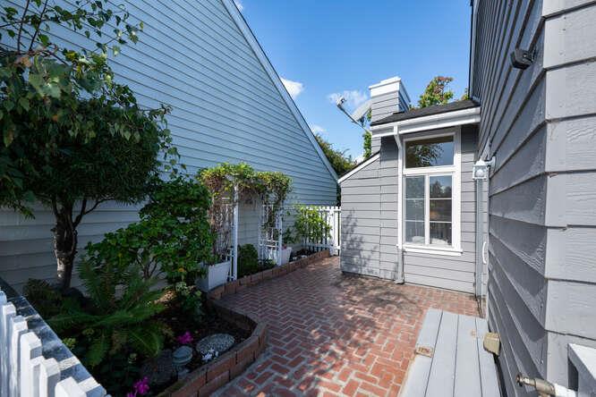 Detail Gallery Image 25 of 43 For 756 Newport Cir, Redwood Shores,  CA 94065 - 3 Beds | 2/1 Baths