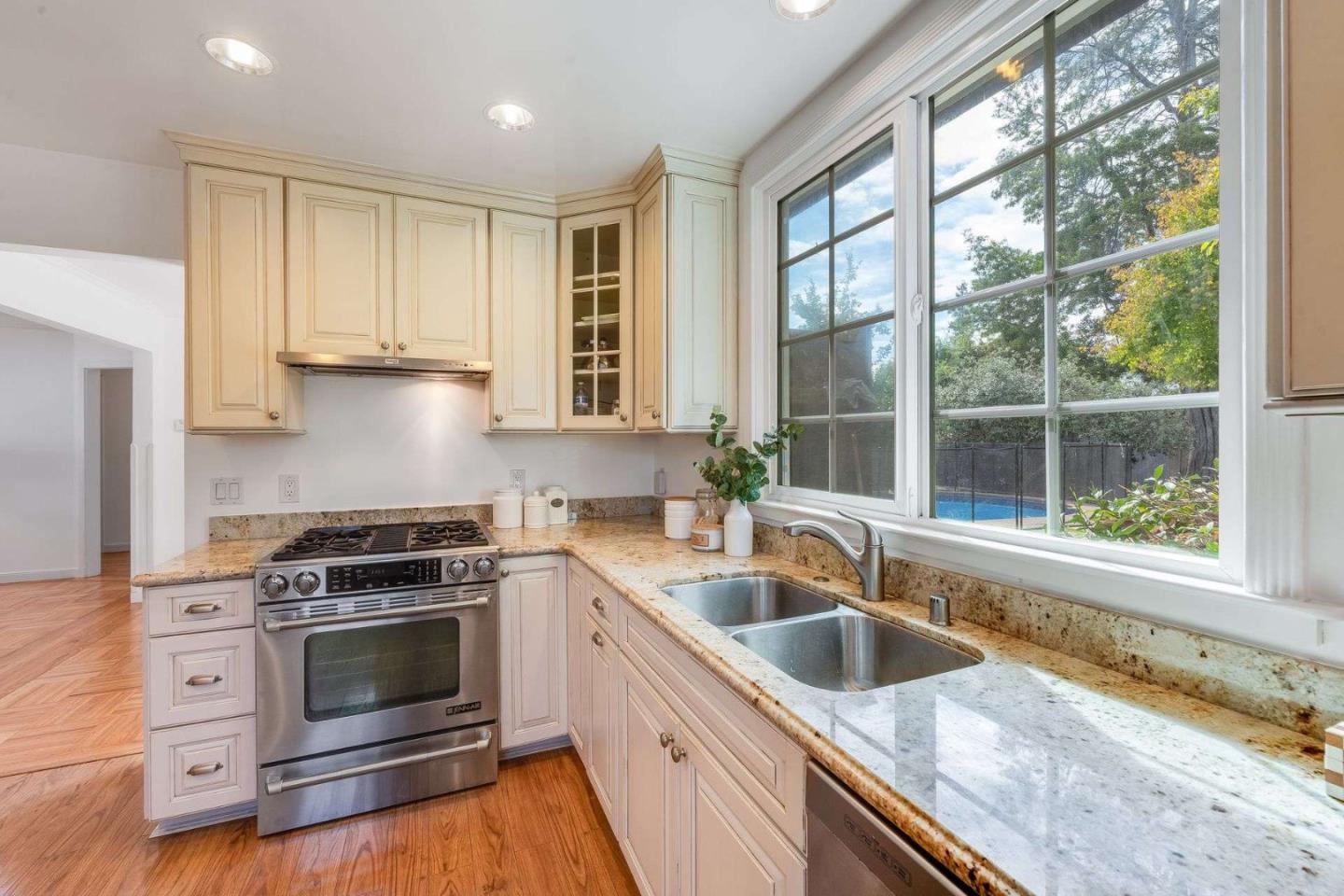 Detail Gallery Image 10 of 23 For 315 Haight St, Menlo Park,  CA 94025 - 2 Beds | 1 Baths