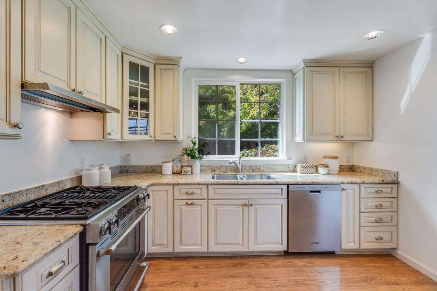 Detail Gallery Image 9 of 23 For 315 Haight St, Menlo Park,  CA 94025 - 2 Beds | 1 Baths