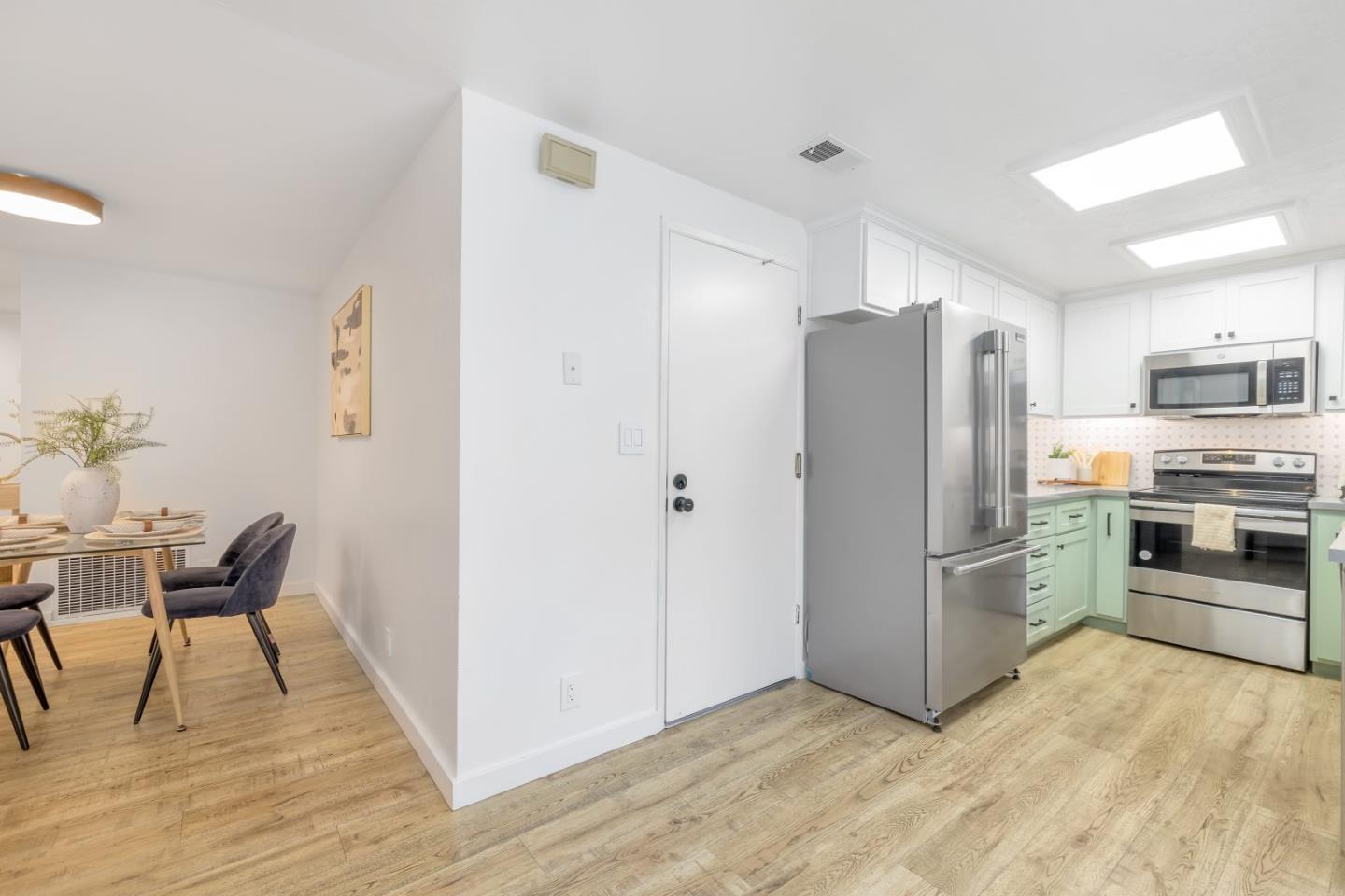 Detail Gallery Image 11 of 36 For 2714 Mabury Sq, San Jose,  CA 95133 - 3 Beds | 2 Baths