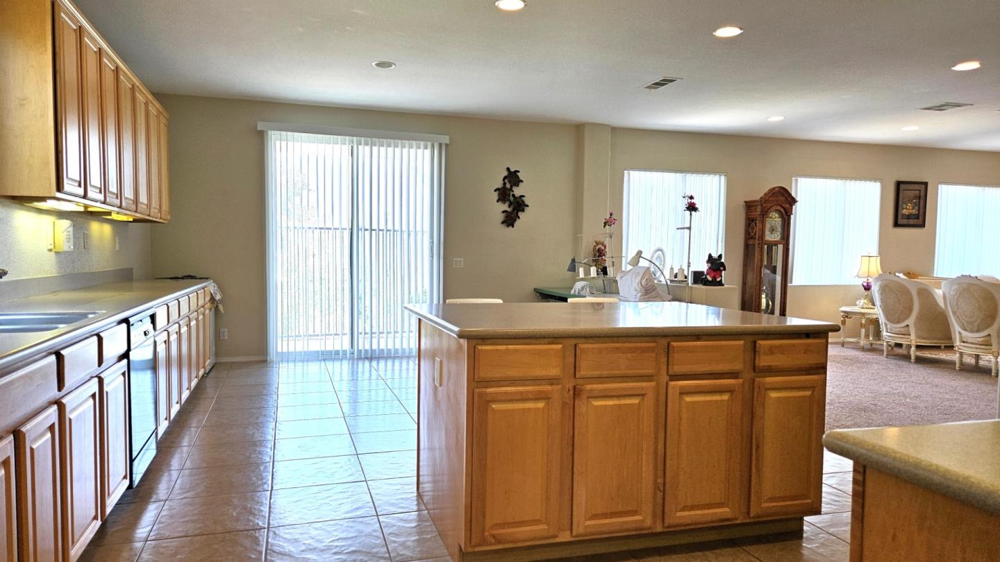 Detail Gallery Image 5 of 38 For 13416 Silver Stirrup Dr, Corona,  CA 92883 - 5 Beds | 2/1 Baths