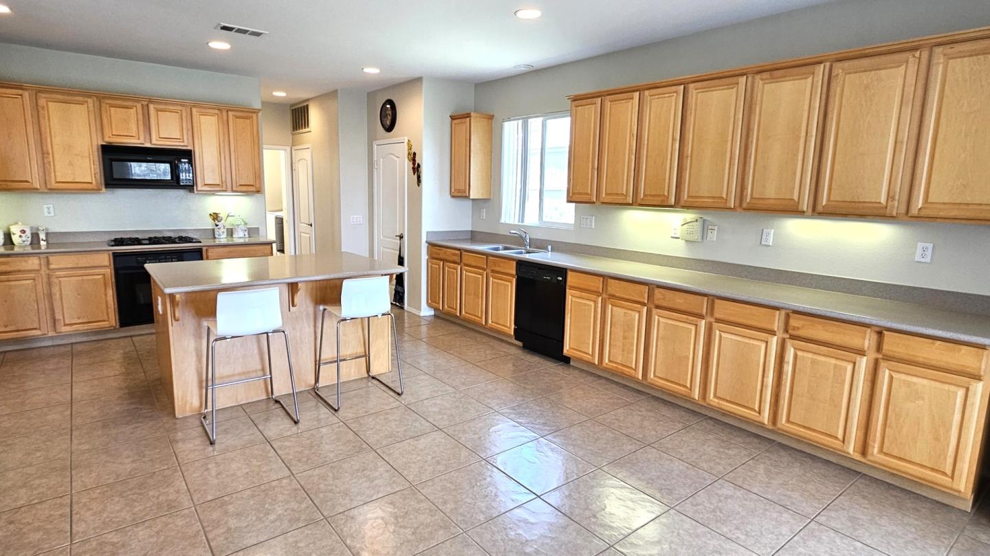 Detail Gallery Image 9 of 38 For 13416 Silver Stirrup Dr, Corona,  CA 92883 - 5 Beds | 2/1 Baths