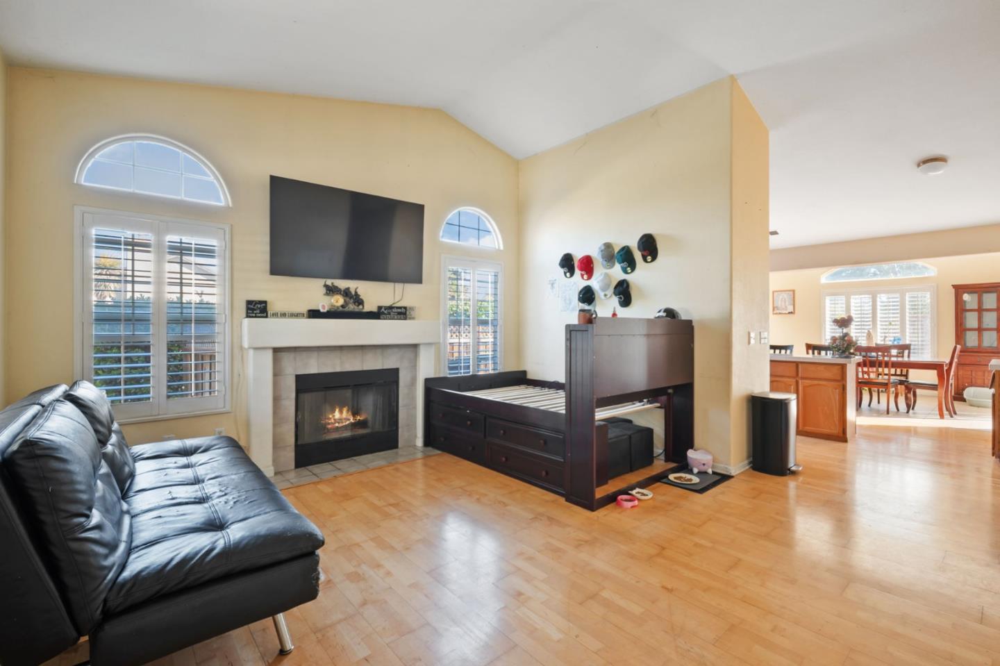 Detail Gallery Image 4 of 21 For 1261 South St, Hollister,  CA 95023 - 3 Beds | 2 Baths