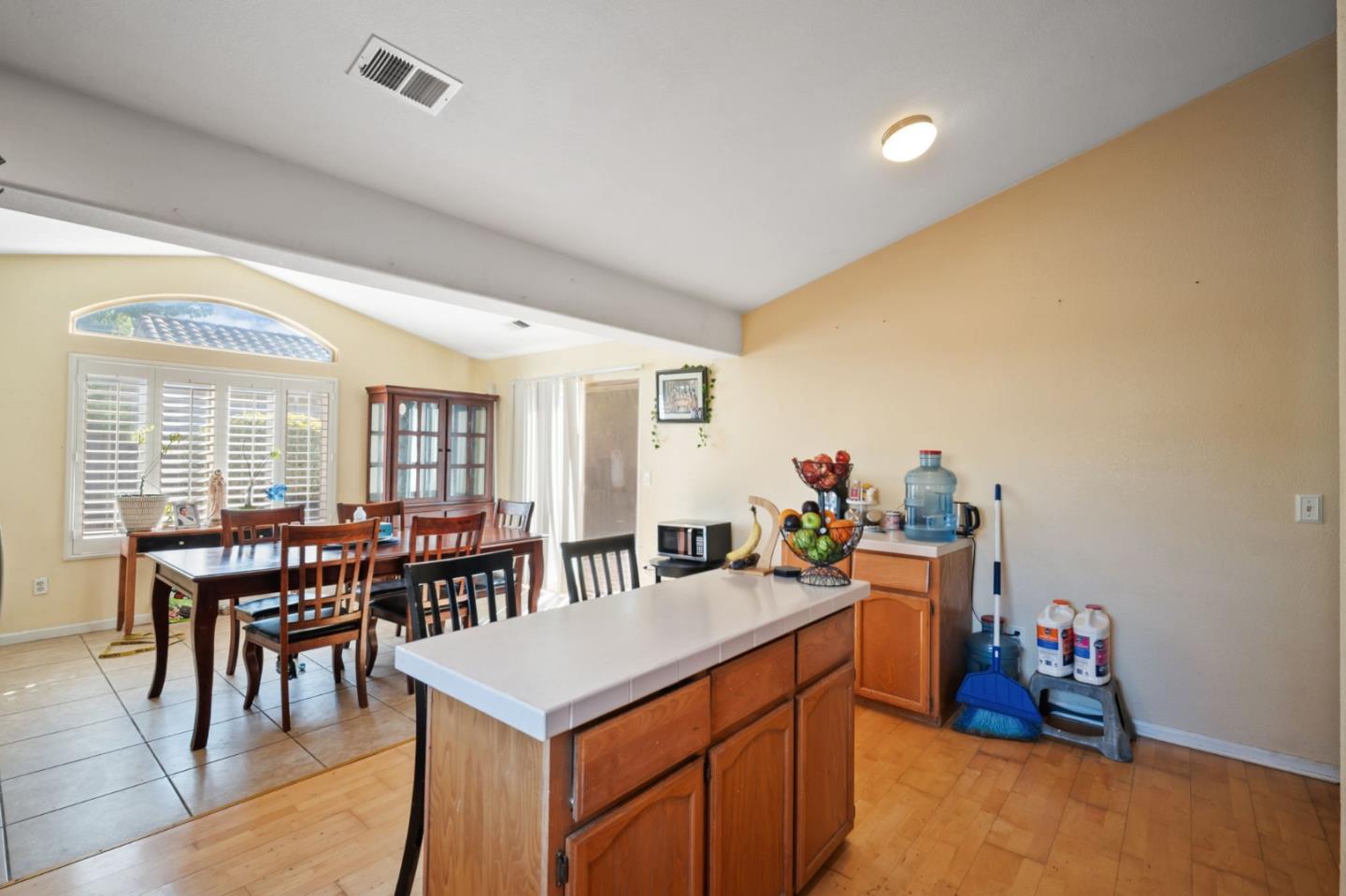 Detail Gallery Image 7 of 21 For 1261 South St, Hollister,  CA 95023 - 3 Beds | 2 Baths