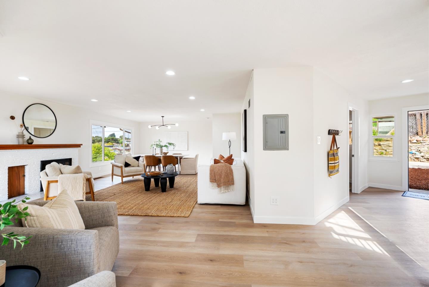 Detail Gallery Image 4 of 44 For 3375 East Ave, Hayward,  CA 94541 - 4 Beds | 3 Baths