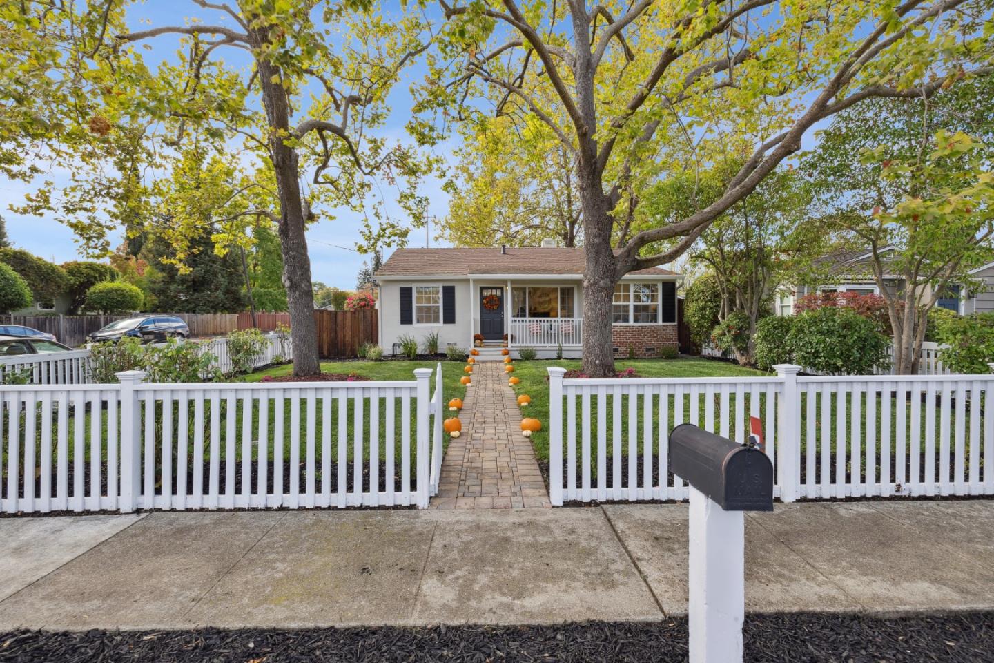 Detail Gallery Image 2 of 51 For 190 Rutherford Ave, Redwood City,  CA 94061 - 3 Beds | 2 Baths