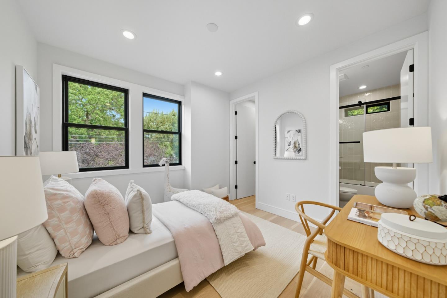 Detail Gallery Image 22 of 52 For 1001 Olive St, Menlo Park,  CA 94025 - 5 Beds | 5/1 Baths