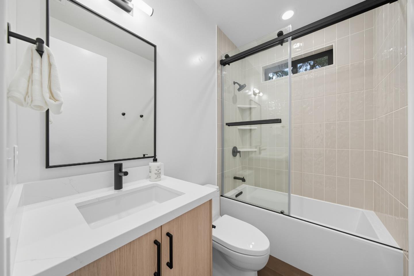 Detail Gallery Image 24 of 52 For 1001 Olive St, Menlo Park,  CA 94025 - 5 Beds | 5/1 Baths