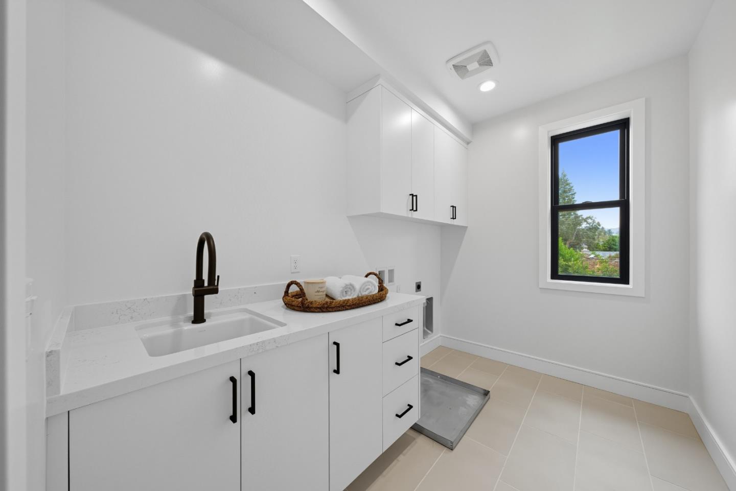 Detail Gallery Image 31 of 52 For 1001 Olive St, Menlo Park,  CA 94025 - 5 Beds | 5/1 Baths