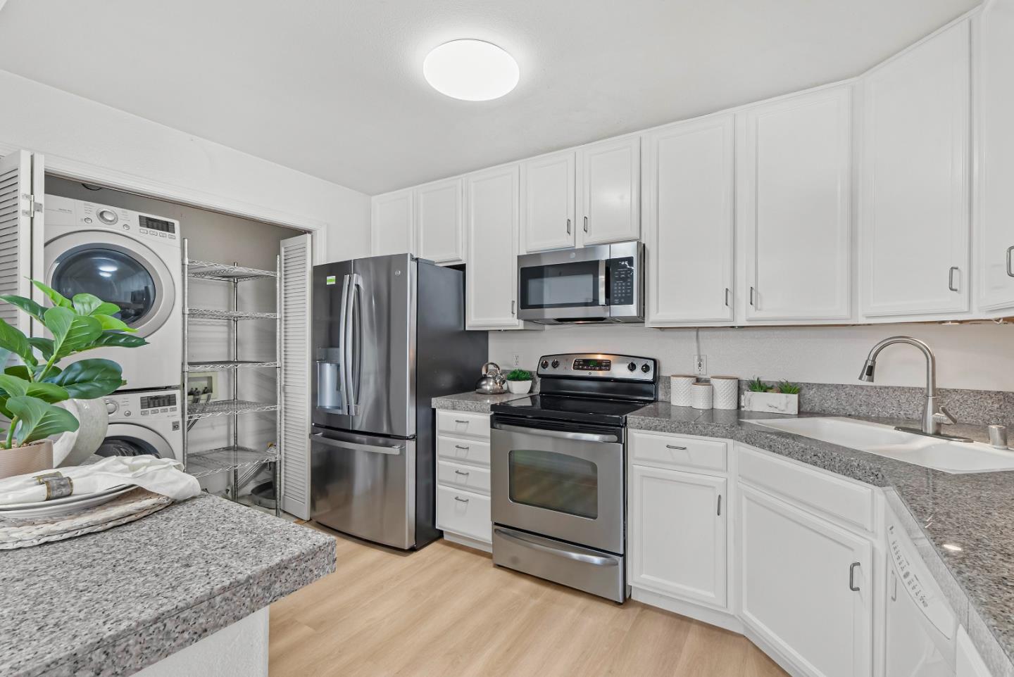 Detail Gallery Image 10 of 46 For 134 Carroll St #201,  Sunnyvale,  CA 94086 - 3 Beds | 2 Baths