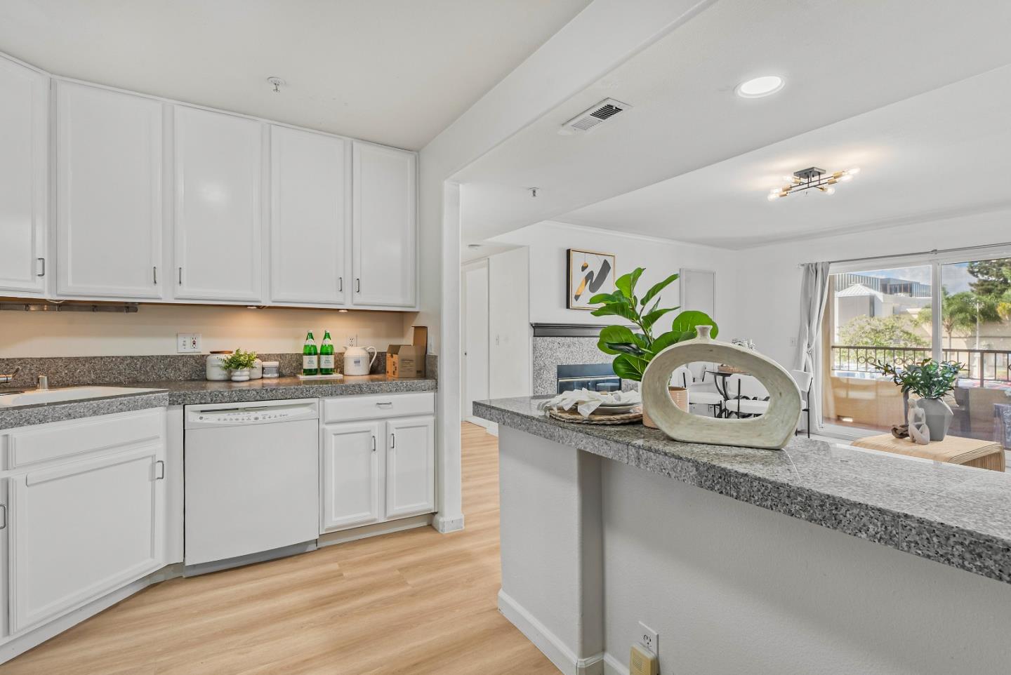 Detail Gallery Image 12 of 46 For 134 Carroll St #201,  Sunnyvale,  CA 94086 - 3 Beds | 2 Baths