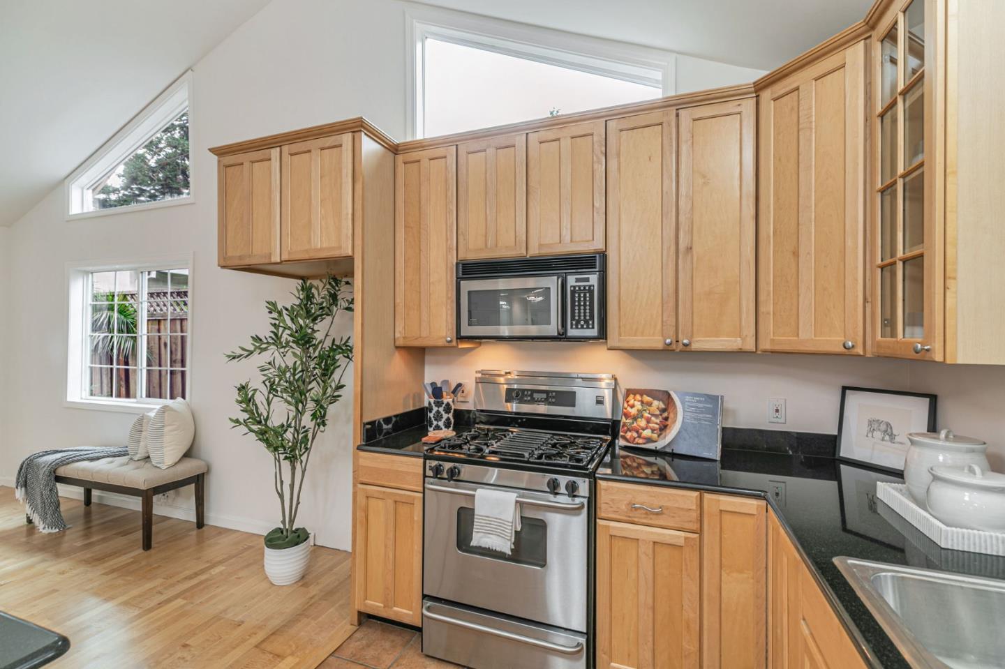 Detail Gallery Image 10 of 37 For 1037 Windermere Ave, Menlo Park,  CA 94025 - 2 Beds | 2 Baths