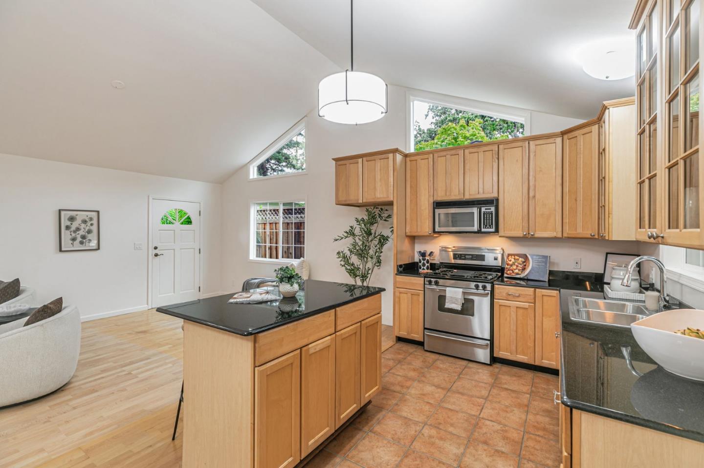 Detail Gallery Image 11 of 37 For 1037 Windermere Ave, Menlo Park,  CA 94025 - 2 Beds | 2 Baths