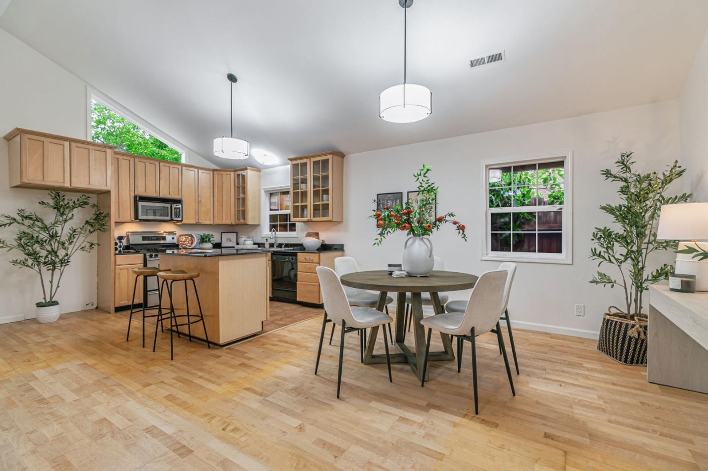 Detail Gallery Image 18 of 37 For 1037 Windermere Ave, Menlo Park,  CA 94025 - 2 Beds | 2 Baths