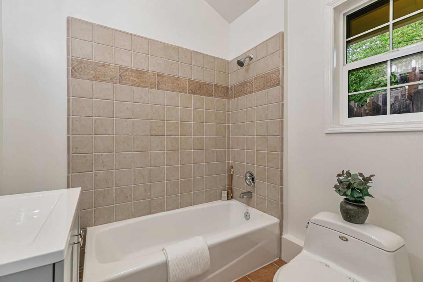 Detail Gallery Image 27 of 37 For 1037 Windermere Ave, Menlo Park,  CA 94025 - 2 Beds | 2 Baths