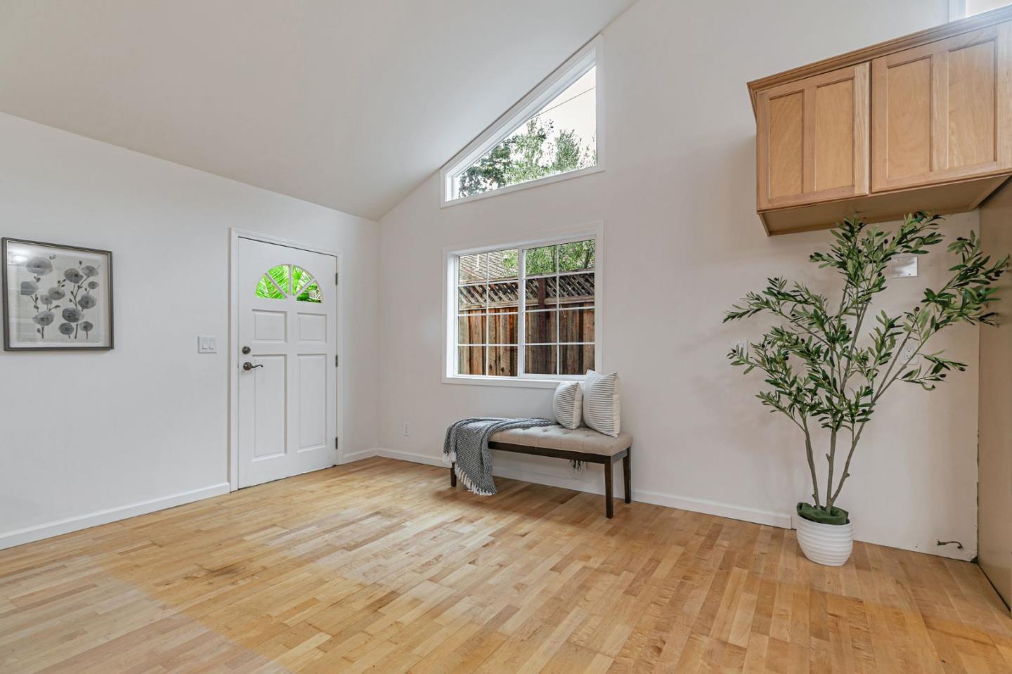 Detail Gallery Image 6 of 37 For 1037 Windermere Ave, Menlo Park,  CA 94025 - 2 Beds | 2 Baths