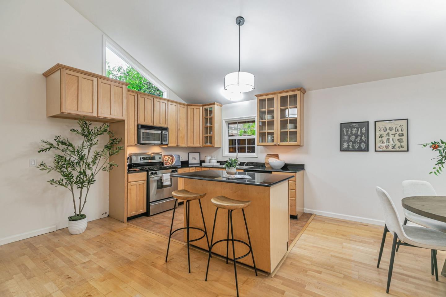 Detail Gallery Image 9 of 37 For 1037 Windermere Ave, Menlo Park,  CA 94025 - 2 Beds | 2 Baths