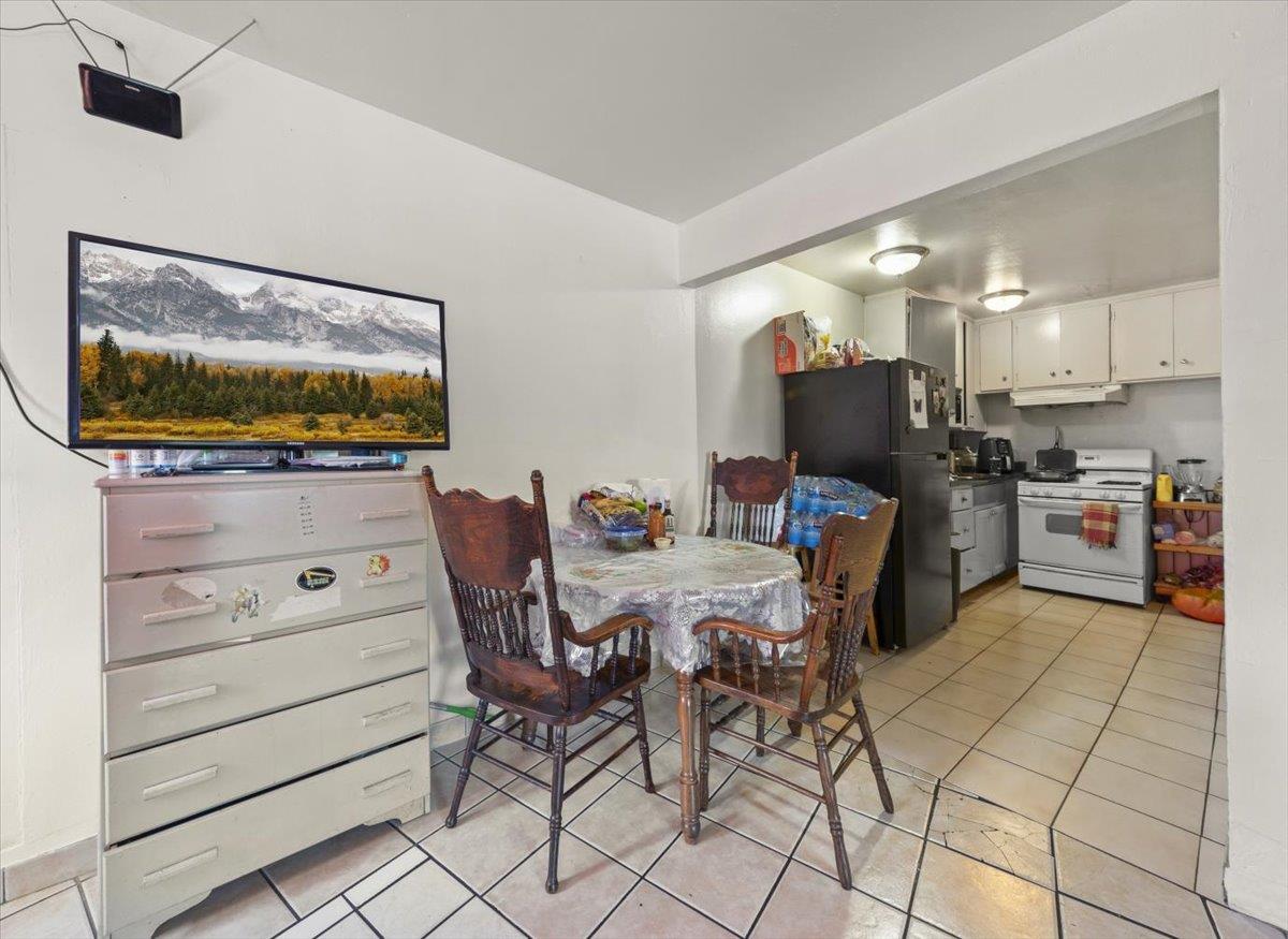 Detail Gallery Image 10 of 28 For 200 Dumbarton Ave, Redwood City,  CA 94063 - – Beds | – Baths