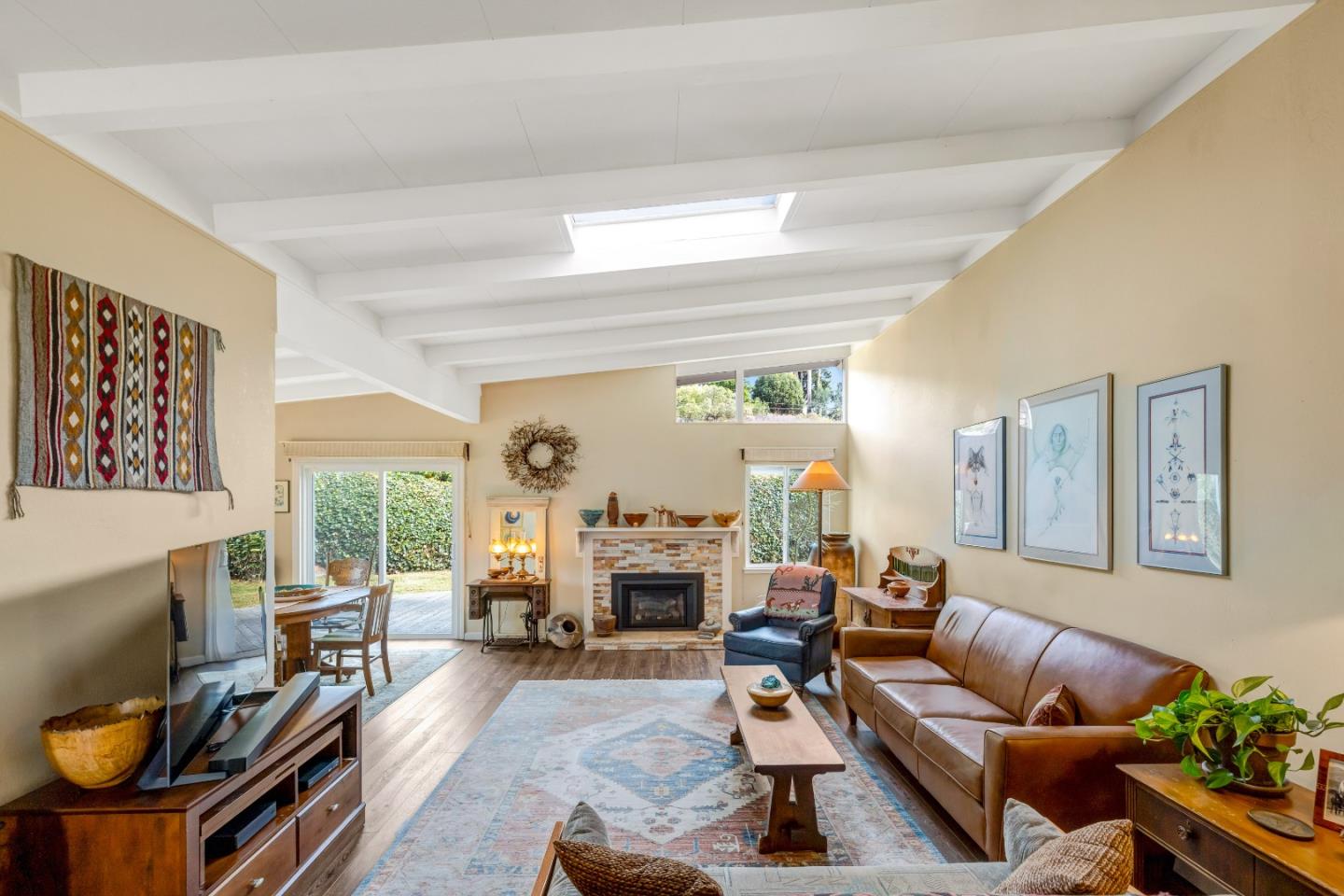 Detail Gallery Image 4 of 38 For 3325 Sycamore Pl, Carmel,  CA 93923 - 3 Beds | 2 Baths