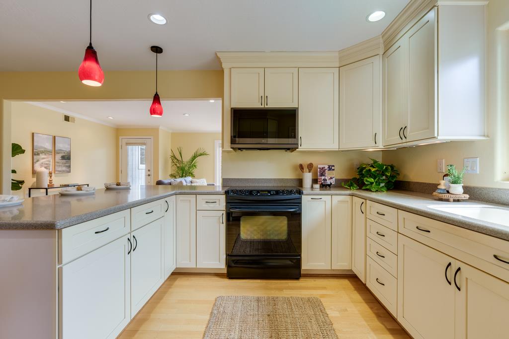 Detail Gallery Image 10 of 39 For 223 Merced Ave, Santa Cruz,  CA 95060 - 3 Beds | 3 Baths