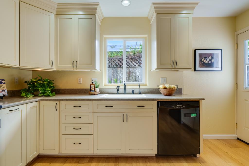 Detail Gallery Image 11 of 39 For 223 Merced Ave, Santa Cruz,  CA 95060 - 3 Beds | 3 Baths