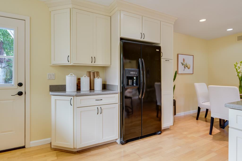 Detail Gallery Image 12 of 39 For 223 Merced Ave, Santa Cruz,  CA 95060 - 3 Beds | 3 Baths