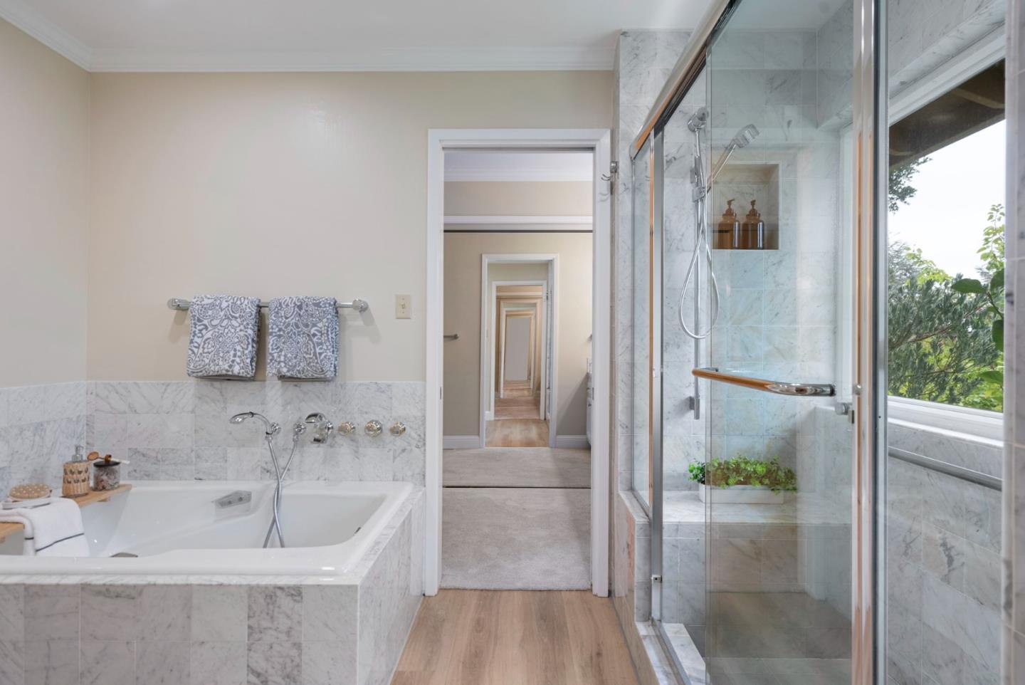 Detail Gallery Image 11 of 20 For 1430 Lakeview Dr, Hillsborough,  CA 94010 - 4 Beds | 3/1 Baths