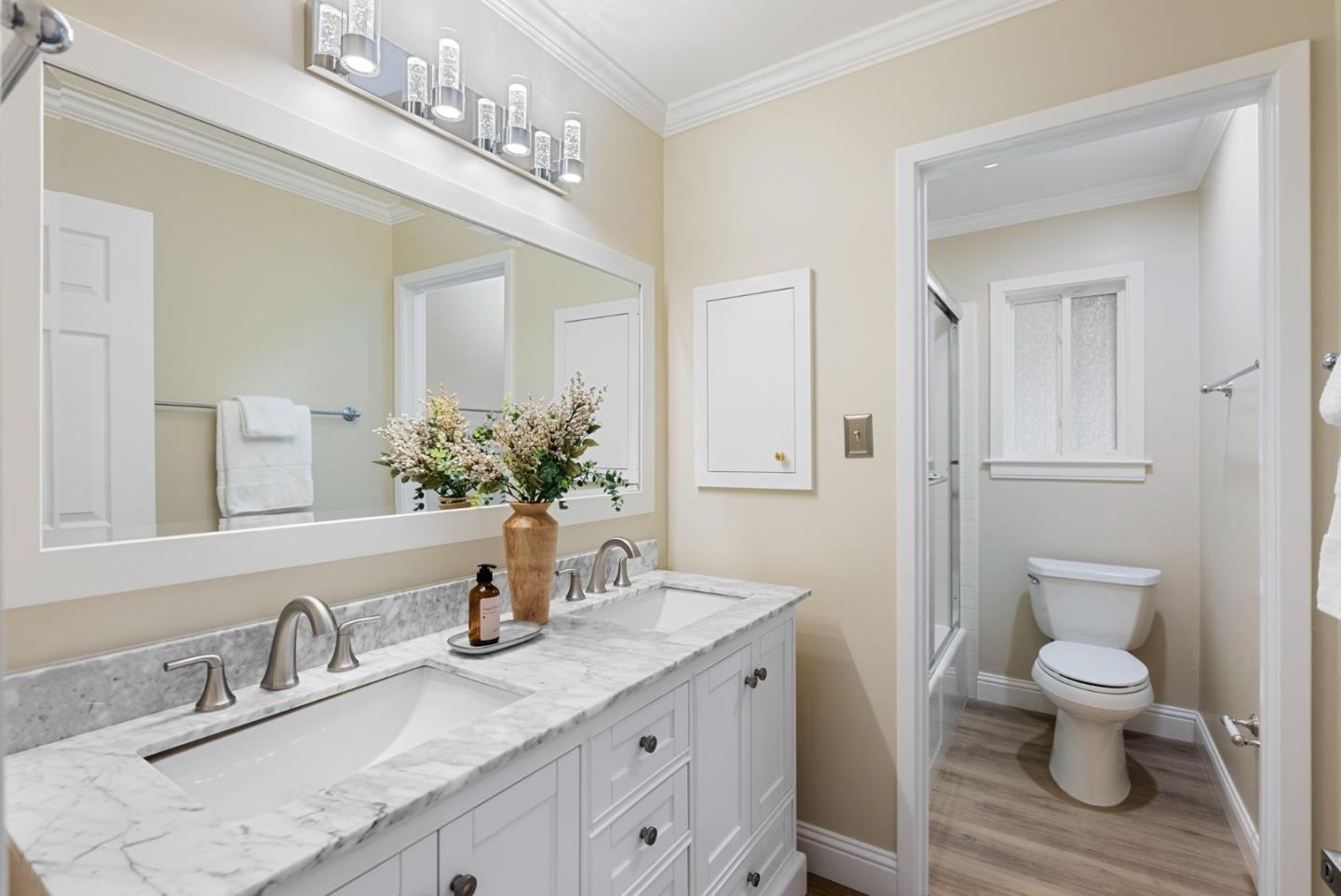 Detail Gallery Image 13 of 20 For 1430 Lakeview Dr, Hillsborough,  CA 94010 - 4 Beds | 3/1 Baths