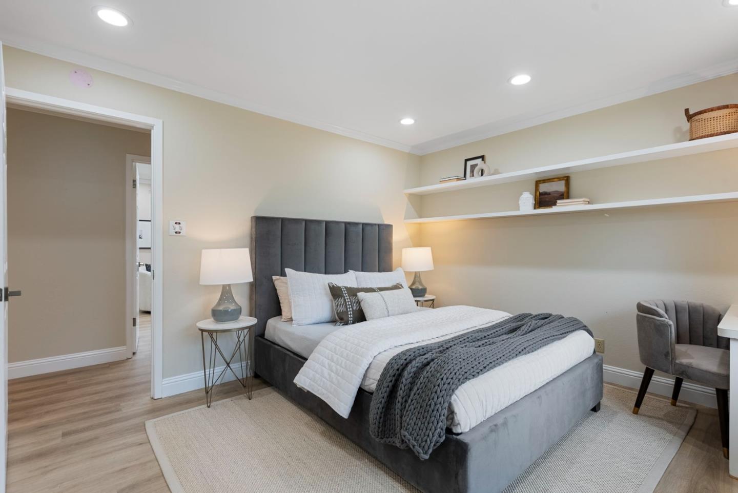 Detail Gallery Image 14 of 20 For 1430 Lakeview Dr, Hillsborough,  CA 94010 - 4 Beds | 3/1 Baths